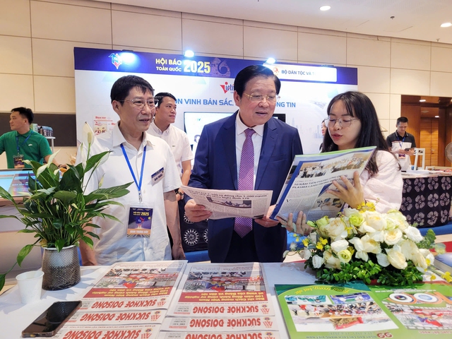 Báo Sức khỏe và Đời sống vinh dự đón các lãnh đạo cấp cao tham quan gian trưng bày tại Hội Báo toàn quốc 2025- Ảnh 2. Báo Sức khỏe và Đời sống vinh dự đón các lãnh đạo cấp cao tham quan gian trưng bày tại Hội Báo toàn quốc 2025- Ảnh 2.