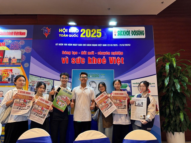 Báo Sức khỏe và Đời sống vinh dự đón các lãnh đạo cấp cao tham quan gian trưng bày tại Hội Báo toàn quốc 2025- Ảnh 8. Báo Sức khỏe và Đời sống vinh dự đón các lãnh đạo cấp cao tham quan gian trưng bày tại Hội Báo toàn quốc 2025- Ảnh 8.