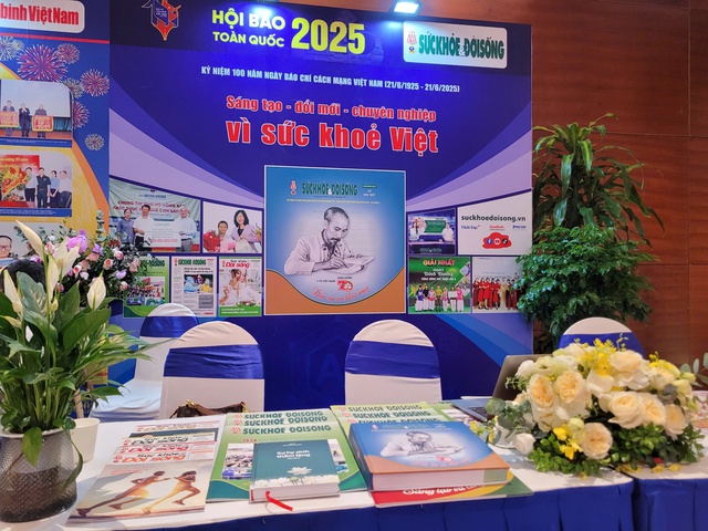 Báo Sức khỏe và Đời sống vinh dự đón các lãnh đạo cấp cao tham quan gian trưng bày tại Hội Báo toàn quốc 2025- Ảnh 9. Báo Sức khỏe và Đời sống vinh dự đón các lãnh đạo cấp cao tham quan gian trưng bày tại Hội Báo toàn quốc 2025- Ảnh 9.
