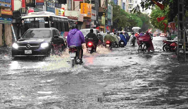 Mưa sầm sập chưa kết thúc, miền Bắc lại sắp đón đợt mưa lớn nối tiếp- Ảnh 2. Mưa sầm sập chưa kết thúc, miền Bắc lại sắp đón đợt mưa lớn nối tiếp- Ảnh 2.