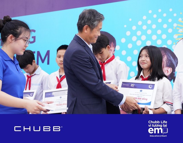 Trao tặng gần 2.000 học bổng và quà tặng, Chubb Life Việt Nam tiếp thêm động lực cho trẻ em hiếu học nhân Tháng Hành động vì trẻ em- Ảnh 1. Trao tặng gần 2.000 học bổng và quà tặng, Chubb Life Việt Nam tiếp thêm động lực cho trẻ em hiếu học nhân Tháng Hành động vì trẻ em- Ảnh 1.