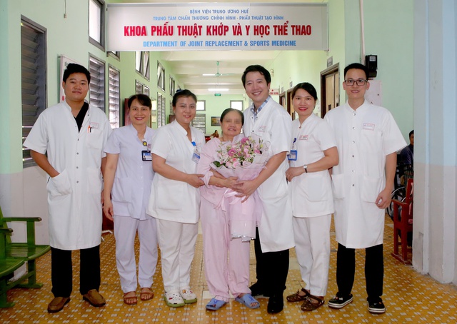 Bệnh viện đầu tiên tại miền Trung phẫu thuật thay khớp háng, xương đùi bằng Megaprosthesis- Ảnh 2.
