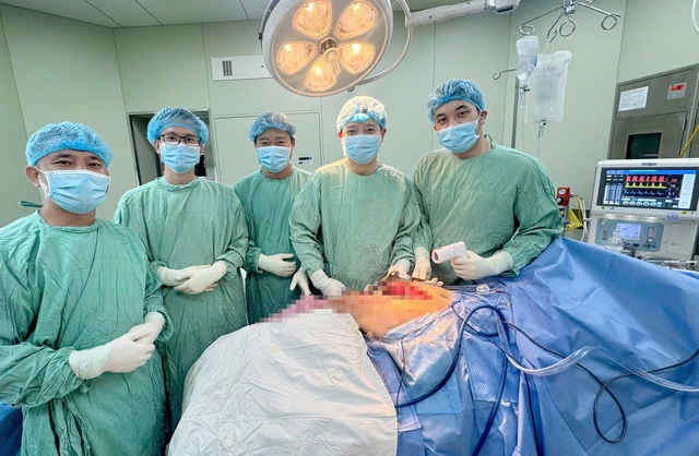 Bệnh viện đầu tiên tại miền Trung phẫu thuật thay khớp háng, xương đùi bằng Megaprosthesis- Ảnh 1.