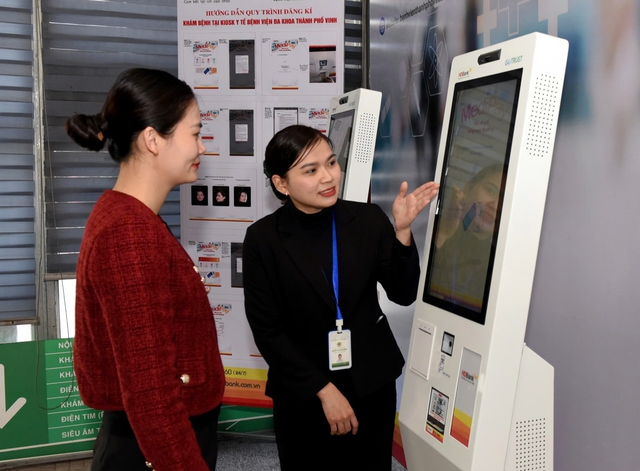 Thực hiện quét nhận diện khuôn mặt để đăng ký khám chữa bệnh tại Bệnh viện Đa khoa TP Vinh.