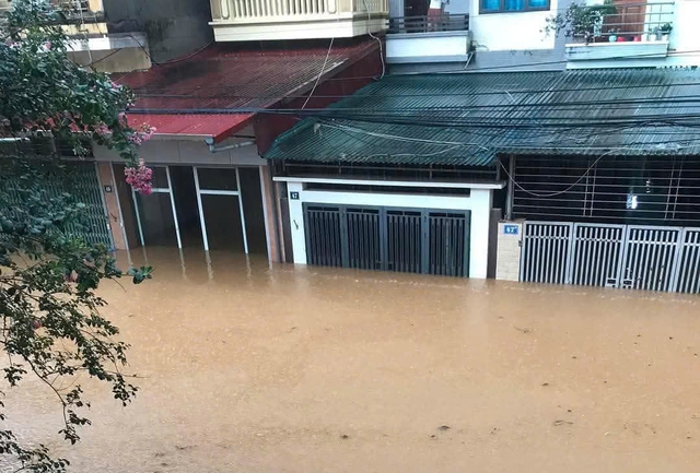Yên Bái mưa lớn kéo dài khiến nhiều tuyến phố ngập sâu- Ảnh 1. Yên Bái mưa lớn kéo dài khiến nhiều tuyến phố ngập sâu- Ảnh 1.
