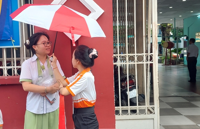 Hàng nghìn sinh viên tham gia 'tiếp sức mùa thi' ở TPHCM- Ảnh 4. Hàng nghìn sinh viên tham gia 'tiếp sức mùa thi' ở TPHCM- Ảnh 4.