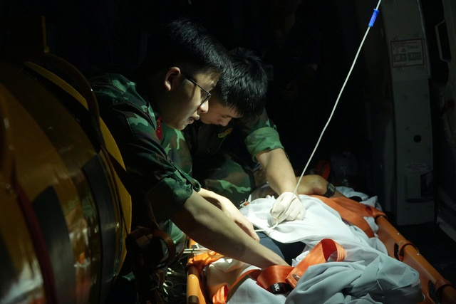 Ngư dân Quảng Ngãi thoát chết ngoạn mục khi bị thủng tạng trên biển- Ảnh 2. Ngư dân Quảng Ngãi thoát chết ngoạn mục khi bị thủng tạng trên biển- Ảnh 2.