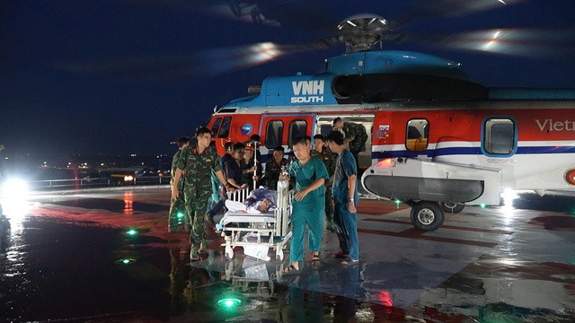 Ngư dân Quảng Ngãi thoát chết ngoạn mục khi bị thủng tạng trên biển- Ảnh 1. Ngư dân Quảng Ngãi thoát chết ngoạn mục khi bị thủng tạng trên biển- Ảnh 1.