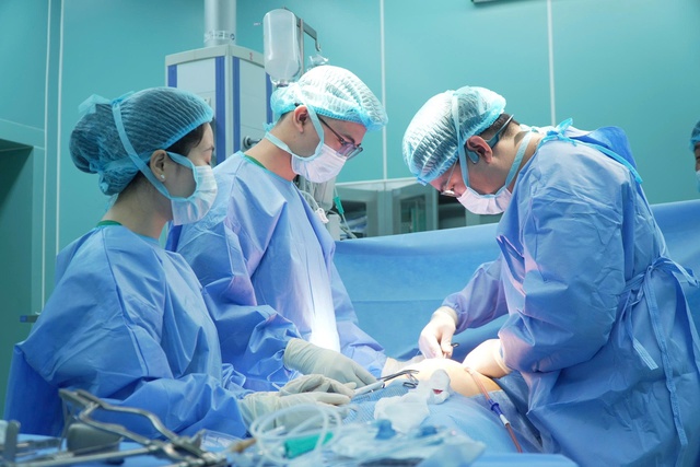 Ngư dân Quảng Ngãi thoát chết ngoạn mục khi bị thủng tạng trên biển- Ảnh 3. Ngư dân Quảng Ngãi thoát chết ngoạn mục khi bị thủng tạng trên biển- Ảnh 3.