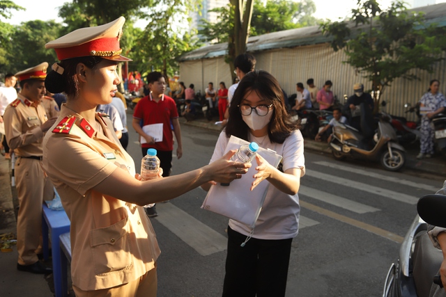 Công an Hà Nội đảm bảo an ninh, an toàn kỳ thi tốt nghiệp THPT 2025- Ảnh 2. Công an Hà Nội đảm bảo an ninh, an toàn kỳ thi tốt nghiệp THPT 2025- Ảnh 2.