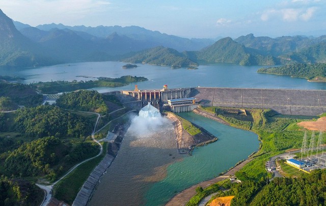 Chủ động ứng phó với mưa lớn, thủy điện Tuyên Quang mở cửa xả lũ- Ảnh 2. Chủ động ứng phó với mưa lớn, thủy điện Tuyên Quang mở cửa xả lũ- Ảnh 2.