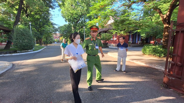 Thi tốt nghiệp THPT ở Huế: Môn Ngữ văn vắng 28 thí sinh, 1 em đến nhầm điểm thi- Ảnh 1. Thi tốt nghiệp THPT ở Huế: Môn Ngữ văn vắng 28 thí sinh, 1 em đến nhầm điểm thi- Ảnh 1.
