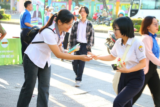 Thi tốt nghiệp THPT ở Huế: Môn Ngữ văn vắng 28 thí sinh, 1 em đến nhầm điểm thi- Ảnh 4. Thi tốt nghiệp THPT ở Huế: Môn Ngữ văn vắng 28 thí sinh, 1 em đến nhầm điểm thi- Ảnh 4.