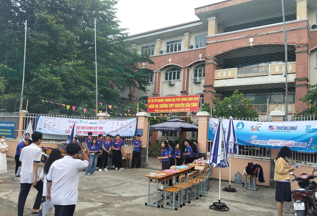 Hàng nghìn sinh viên tham gia 'tiếp sức mùa thi' ở TPHCM- Ảnh 2. Hàng nghìn sinh viên tham gia 'tiếp sức mùa thi' ở TPHCM- Ảnh 2.