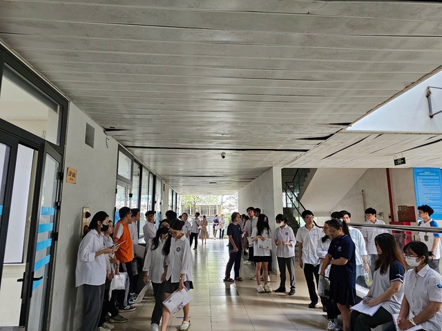 Hơn 1,1 triệu thí sinh bắt đầu thi môn tự chọn tốt nghiệp 2025 với nhiều đổi mới- Ảnh 1. Hơn 1,1 triệu thí sinh bắt đầu thi môn tự chọn tốt nghiệp 2025 với nhiều đổi mới- Ảnh 1.