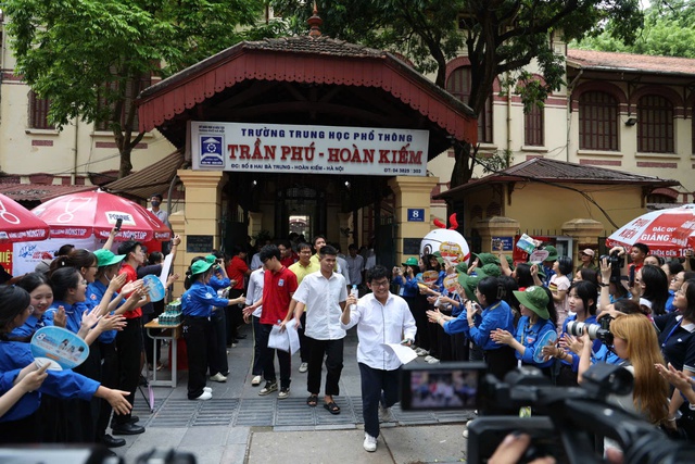 Ngày đầu kỳ thi tốt nghiệp THPT 2025: 15 thí sinh bị đình chỉ- Ảnh 1. Ngày đầu kỳ thi tốt nghiệp THPT 2025: 15 thí sinh bị đình chỉ- Ảnh 1.