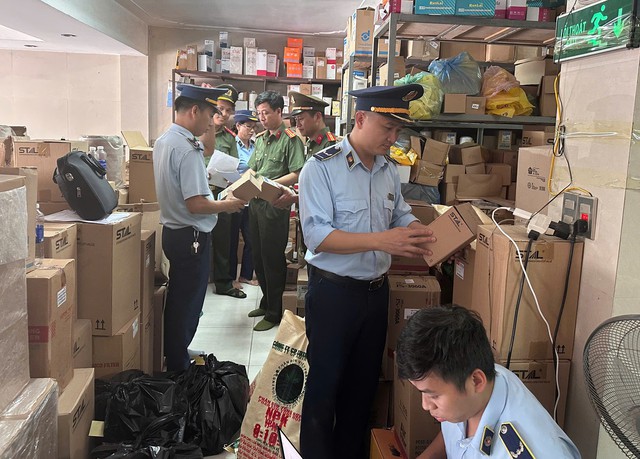 Triệt phá nhiều đường dây buôn hàng giả quy mô lớn tại Nghệ An- Ảnh 4. Triệt phá nhiều đường dây buôn hàng giả quy mô lớn tại Nghệ An- Ảnh 4.