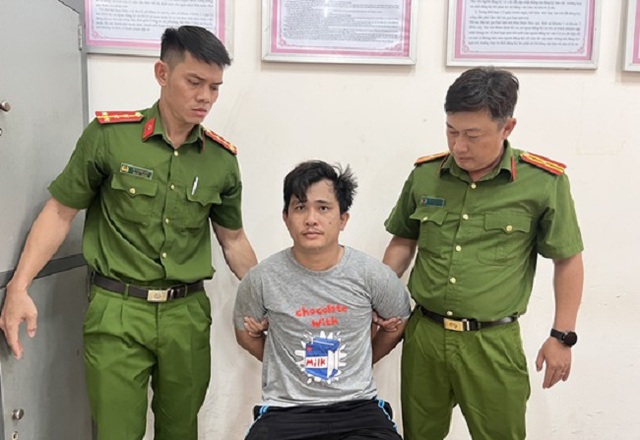Khởi tố kẻ hành hung mẹ ruột, đâm cán bộ bảo vệ ANTT cơ sở- Ảnh 1. Khởi tố kẻ hành hung mẹ ruột, đâm cán bộ bảo vệ ANTT cơ sở- Ảnh 1.