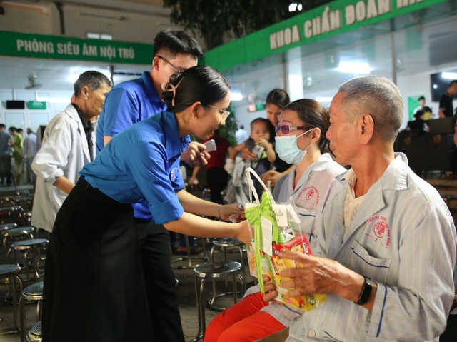 Bệnh viện Đa khoa TP Vinh lan tỏa yêu thương bằng âm nhạc và tri ân- Ảnh 9. Bệnh viện Đa khoa TP Vinh lan tỏa yêu thương bằng âm nhạc và tri ân- Ảnh 9.
