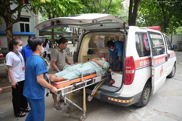 Nam sinh gãy xương sườn, tràn dịch màng phổi vẫn nỗ lực hoàn thành Kỳ thi tốt nghiệp THPT 2025- Ảnh 3. Nam sinh gãy xương sườn, tràn dịch màng phổi vẫn nỗ lực hoàn thành Kỳ thi tốt nghiệp THPT 2025- Ảnh 3.