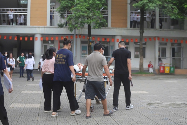Nam sinh gãy xương sườn, tràn dịch màng phổi vẫn nỗ lực hoàn thành Kỳ thi tốt nghiệp THPT 2025- Ảnh 1. Nam sinh gãy xương sườn, tràn dịch màng phổi vẫn nỗ lực hoàn thành Kỳ thi tốt nghiệp THPT 2025- Ảnh 1.