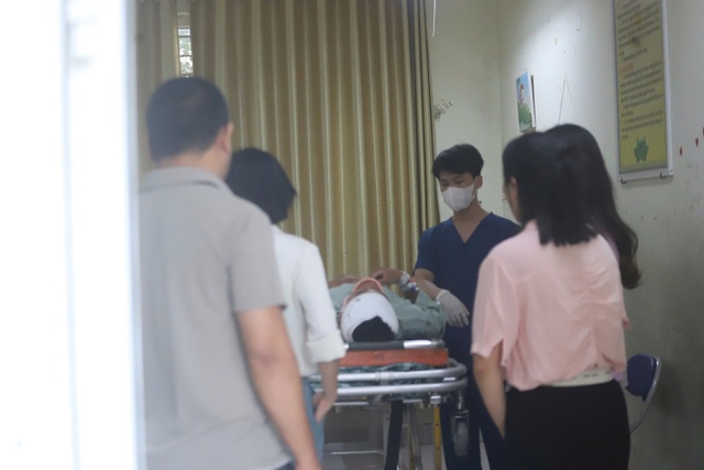 Nam sinh gãy xương sườn, tràn dịch màng phổi vẫn nỗ lực hoàn thành Kỳ thi tốt nghiệp THPT 2025- Ảnh 2. Nam sinh gãy xương sườn, tràn dịch màng phổi vẫn nỗ lực hoàn thành Kỳ thi tốt nghiệp THPT 2025- Ảnh 2.