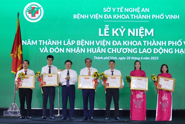 Bệnh viện Đa khoa TP Vinh kỷ niệm 60 năm thành lập và đón nhận Huân chương Lao động hạng Nhất- Ảnh 8. Bệnh viện Đa khoa TP Vinh kỷ niệm 60 năm thành lập và đón nhận Huân chương Lao động hạng Nhất- Ảnh 8.