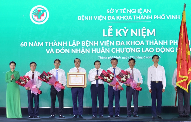 Bệnh viện Đa khoa TP Vinh kỷ niệm 60 năm thành lập và đón nhận Huân chương Lao động hạng Nhất- Ảnh 1. Bệnh viện Đa khoa TP Vinh kỷ niệm 60 năm thành lập và đón nhận Huân chương Lao động hạng Nhất- Ảnh 1.