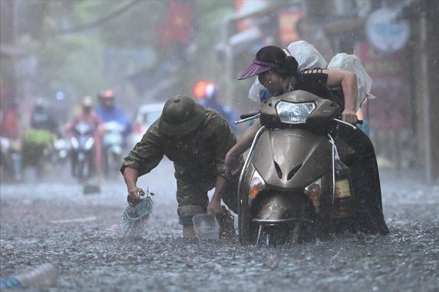 Đề phòng thiên tai lũ quét, ngập úng do mưa rất lớn từ đêm nay ở miền Bắc- Ảnh 2. Đề phòng thiên tai lũ quét, ngập úng do mưa rất lớn từ đêm nay ở miền Bắc- Ảnh 2.