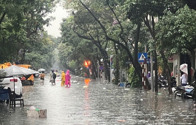 Hà Nội nằm trong tâm điểm đợt mưa lớn lần này- Ảnh 2. Hà Nội nằm trong tâm điểm đợt mưa lớn lần này- Ảnh 2.