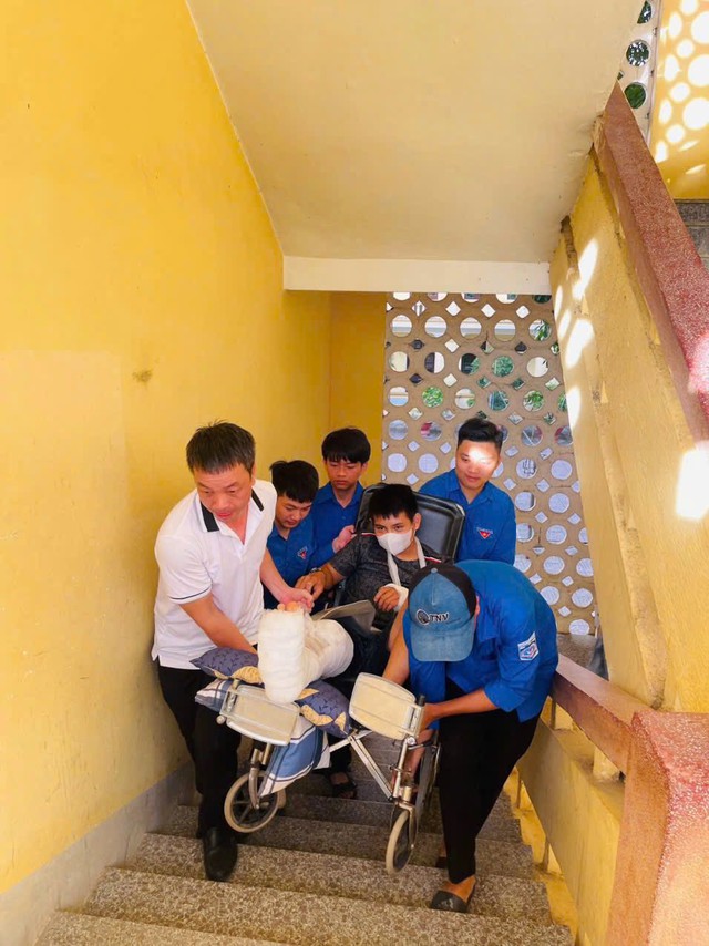 Áo xanh 'đội nắng' giúp thí sinh bị tai nạn vào phòng thi- Ảnh 2. Áo xanh 'đội nắng' giúp thí sinh bị tai nạn vào phòng thi- Ảnh 2.