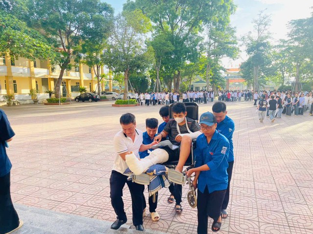 Áo xanh 'đội nắng' giúp thí sinh bị tai nạn vào phòng thi- Ảnh 1. Áo xanh 'đội nắng' giúp thí sinh bị tai nạn vào phòng thi- Ảnh 1.