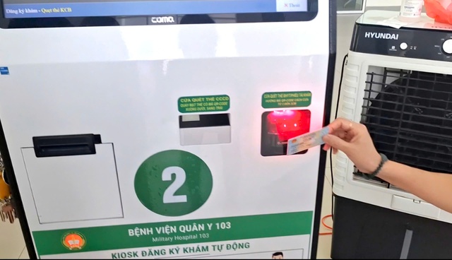 Dùng thẻ BHYT điện tử, người dân thuận lợi hơn trong việc đăng ký khám chữa bệnh- Ảnh 3. Dùng thẻ BHYT điện tử, người dân thuận lợi hơn trong việc đăng ký khám chữa bệnh- Ảnh 3.