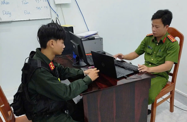 Giả danh công an, hai thanh niên dàn cảnh chặn xe 'vòi tiền' người đi đường- Ảnh 2. Giả danh công an, hai thanh niên dàn cảnh chặn xe 'vòi tiền' người đi đường- Ảnh 2.