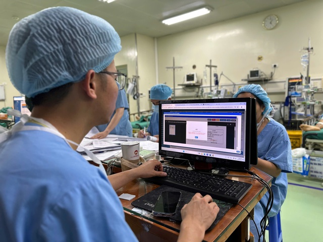 Hà Nội: Đẩy mạnh ứng dụng công nghệ thông tin và chuyển đổi số tại các bệnh viện, hướng tới y tế thông minh- Ảnh 2. Hà Nội: Đẩy mạnh ứng dụng công nghệ thông tin và chuyển đổi số tại các bệnh viện, hướng tới y tế thông minh- Ảnh 2.