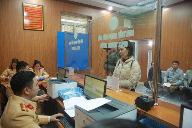 Từ hôm nay (1/7), người dân được đăng ký xe tại tất cả công an cấp xã trong tỉnh- Ảnh 1. Từ hôm nay (1/7), người dân được đăng ký xe tại tất cả công an cấp xã trong tỉnh- Ảnh 1.
