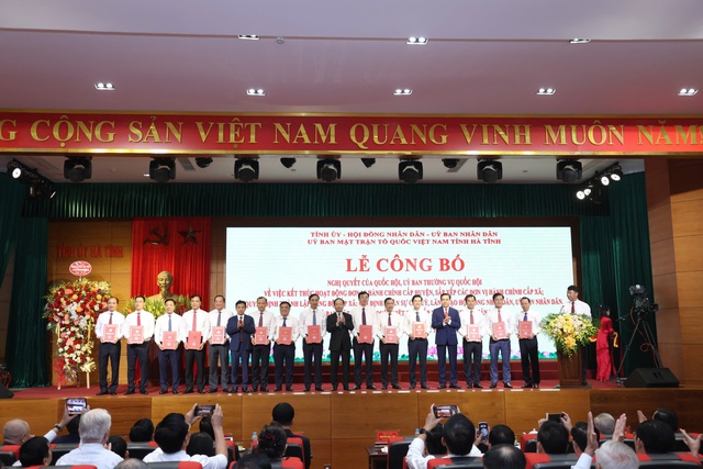 Hà Tĩnh công bố các quyết định về sắp xếp đơn vị hành chính, tổ chức bộ máy- Ảnh 4. Hà Tĩnh công bố các quyết định về sắp xếp đơn vị hành chính, tổ chức bộ máy- Ảnh 4.