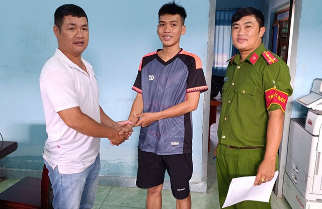 Gần nửa tỉ 'rơi' vào tài khoản, người đàn ông có hành động bất ngờ- Ảnh 1. Gần nửa tỉ 'rơi' vào tài khoản, người đàn ông có hành động bất ngờ- Ảnh 1.