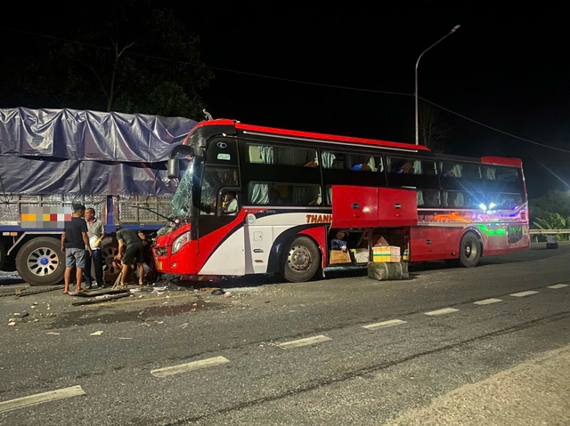 Xe khách va chạm ô tô tải trên đường tránh Huế, 1 người chết, nhiều người bị thương- Ảnh 1. Xe khách va chạm ô tô tải trên đường tránh Huế, 1 người chết, nhiều người bị thương- Ảnh 1.