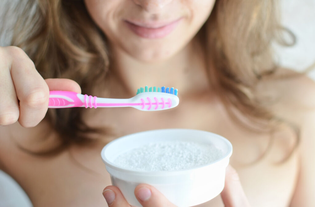 Tẩy trắng răng bằng baking soda và chanh có làm hại men răng không? - Ảnh 1. Tẩy trắng răng bằng baking soda và chanh có làm hại men răng không? - Ảnh 1.