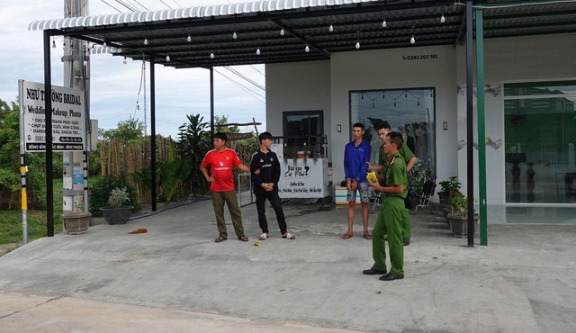 Bắt thêm đối tượng giả danh công an, dàn cảnh chặn xe 'vòi tiền' người đi đường- Ảnh 2. Bắt thêm đối tượng giả danh công an, dàn cảnh chặn xe 'vòi tiền' người đi đường- Ảnh 2.