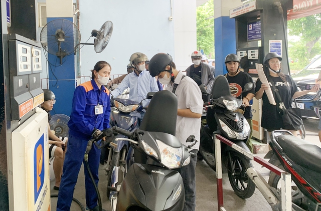 Giá xăng tăng lần thứ 2 liên tiếp, RON95 lên 19.698đ/lít- Ảnh 1. giá xăng