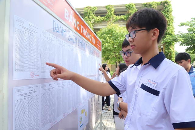 Hơn 76.000 thí sinh tại TPHCM làm thủ tục thi vào lớp 10- Ảnh 1.