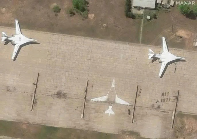 UAV Ukraine phá hủy oanh tạc cơ Nga bất chấp ngụy trang- Ảnh 2.