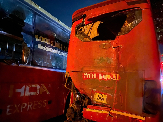 Tai nạn liên hoàn giữa 3 xe khách trên đường tránh Huế, 7 người đi cấp cứu- Ảnh 2.