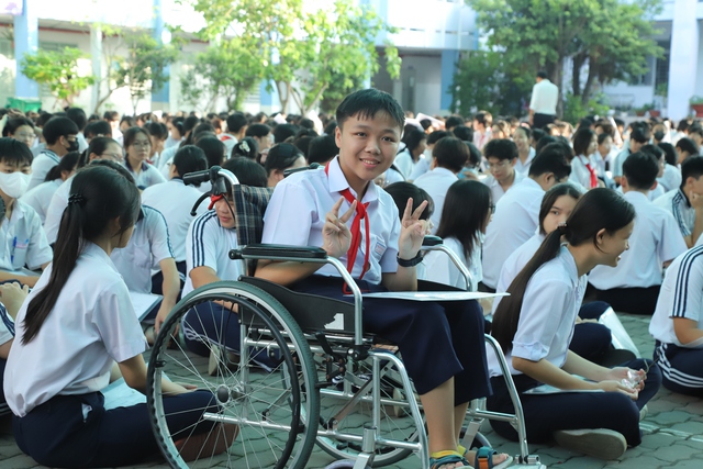 Thí sinh thi lớp 10 mắc bệnh teo cơ tuỷ được cõng lên phòng thi- Ảnh 2. Thí sinh thi lớp 10 mắc bệnh teo cơ tuỷ được cõng lên phòng thi- Ảnh 2.