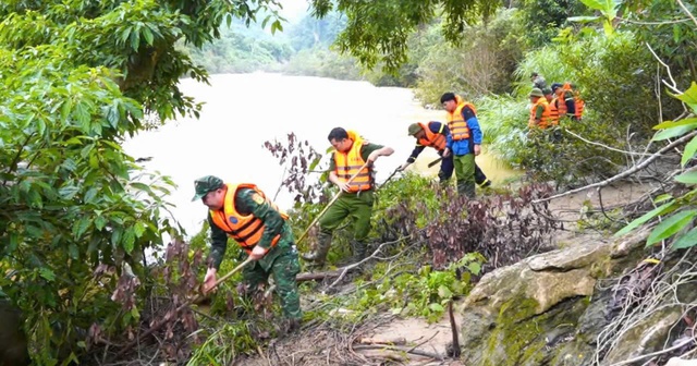 Tự bơi từ Trung Quốc về, đôi vợ chồng trẻ mất tích giữa sông Chảy- Ảnh 1. Tự bơi từ Trung Quốc về, đôi vợ chồng trẻ mất tích giữa sông Chảy- Ảnh 1.