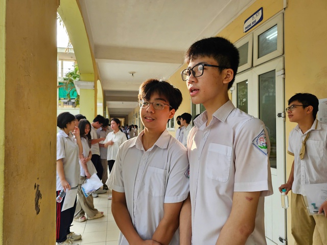 Học sinh Hà Nội tự tin 'khai màn' môn Ngữ văn, khởi động kỳ thi vào lớp 10- Ảnh 6. Học sinh Hà Nội tự tin 'khai màn' môn Ngữ văn, khởi động kỳ thi vào lớp 10- Ảnh 6.