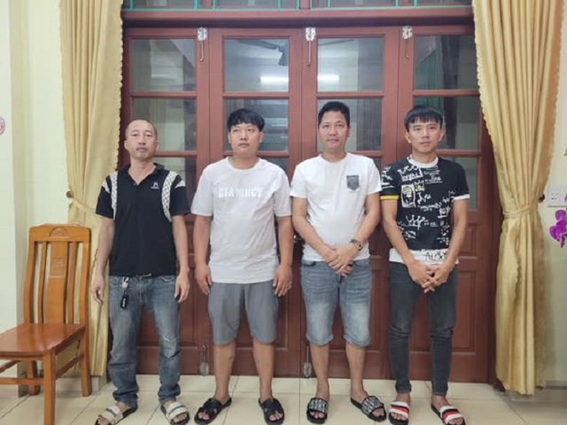 Tạm giữ hình sự chủ nhà xe chèn ép, bò trước đầu xe đối thủ để giành tuyến chở khách- Ảnh 2.