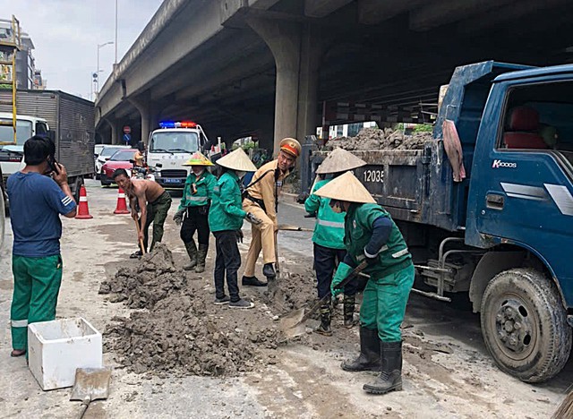 Đất thải rơi thành ụ giữa đường Nguyễn Xiển như cái bẫy, CSGT truy tìm thủ phạm- Ảnh 3.